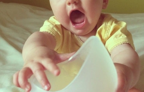 Baby with breastbowl