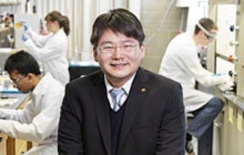 Frank Gu standing in the engineering lab
