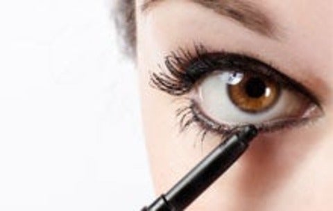 woman applying eyeliner