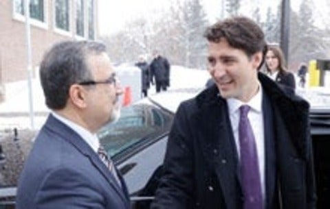 Feridun Hamdullahpur and Justin Trudeau shaking hands
