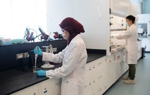 feamle student working in a science lab