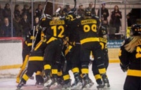 Warriors Women's hockey team celebrating win