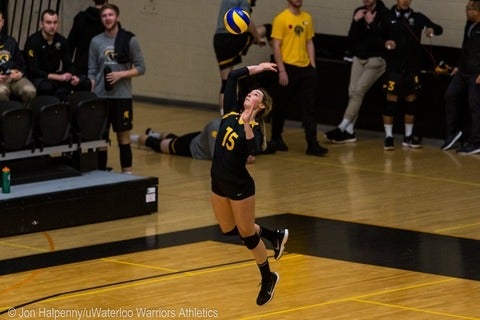 Claire Mackenzie serves the ball during a uwaterloo women's volleyball game.