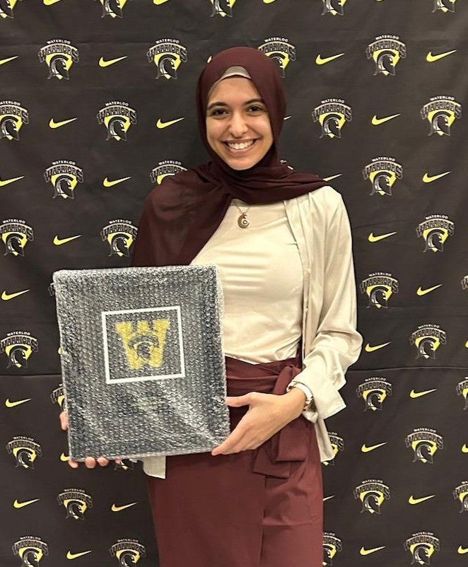 El-shayeb holding an award.
