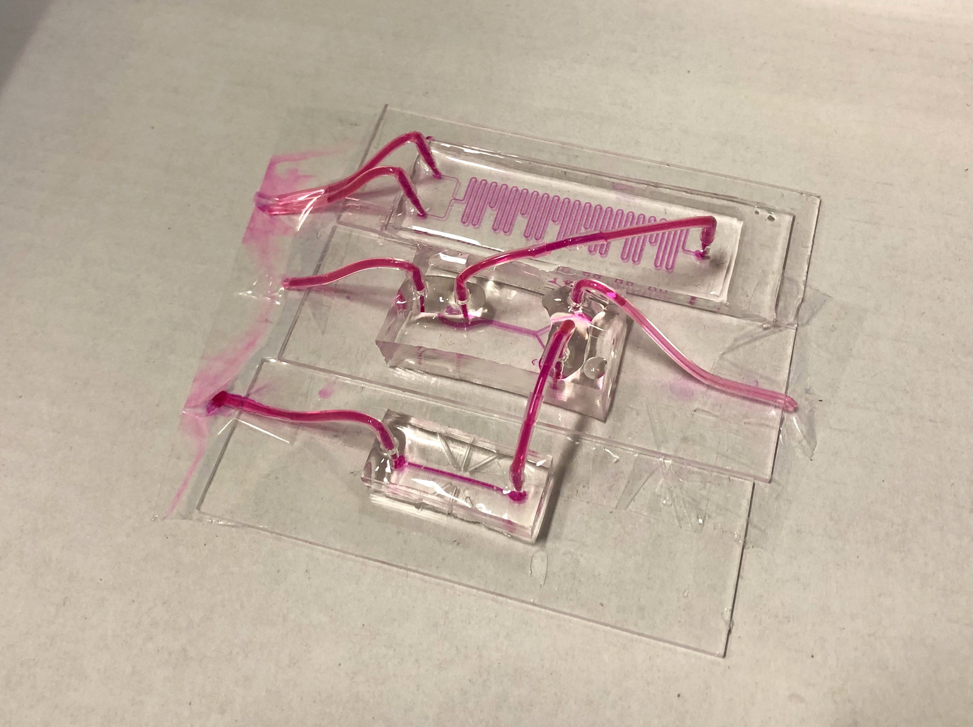 ​ Edit media A sensor developed to continuously monitor the health of donated lungs prior to transplantation features a modular design of small glass slides.
