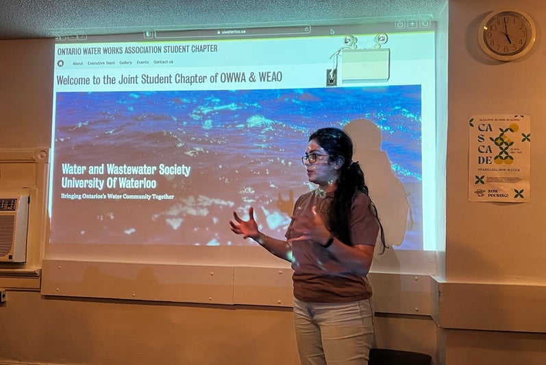 Girl introducing the event in front of a projector