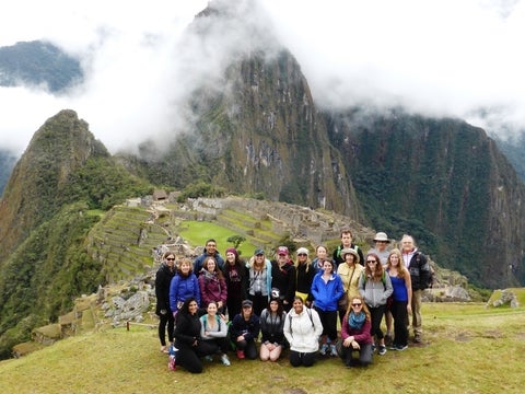 student vounteers in Peru