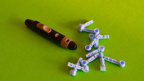 An insulin pen with disposable needles.