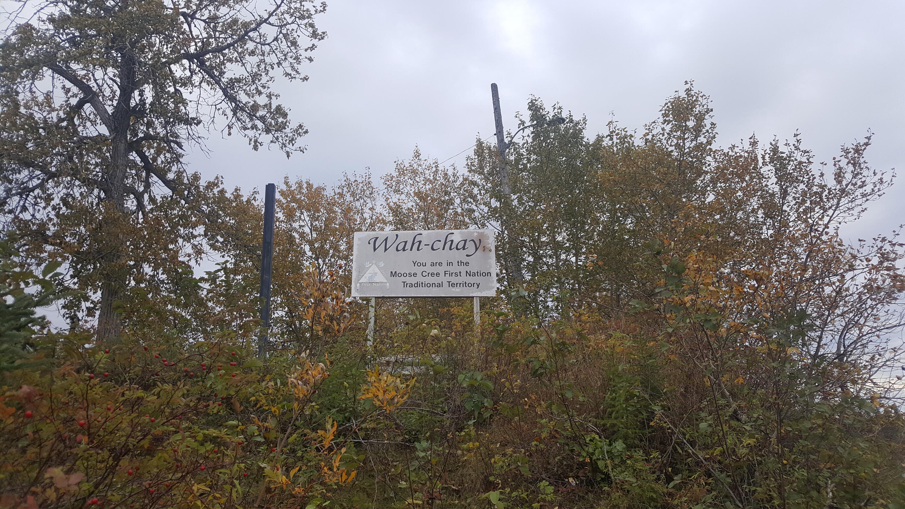 A sign that says 'Wah-chay you are in the Moose Cree First Nation Traditional Territory'