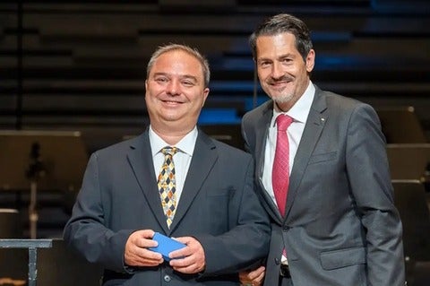 Kaan Erkorkmaz (left) poses with TUM president Thomas Hofmann during a recent awards ceremony in Germany.