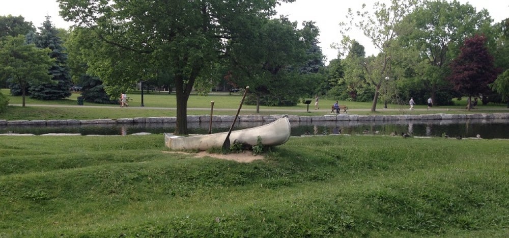 Sculture d'un canot à Victoria Park, Kitchener, Ontario.