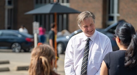 President Rosehart greeting students moving in on move-in day