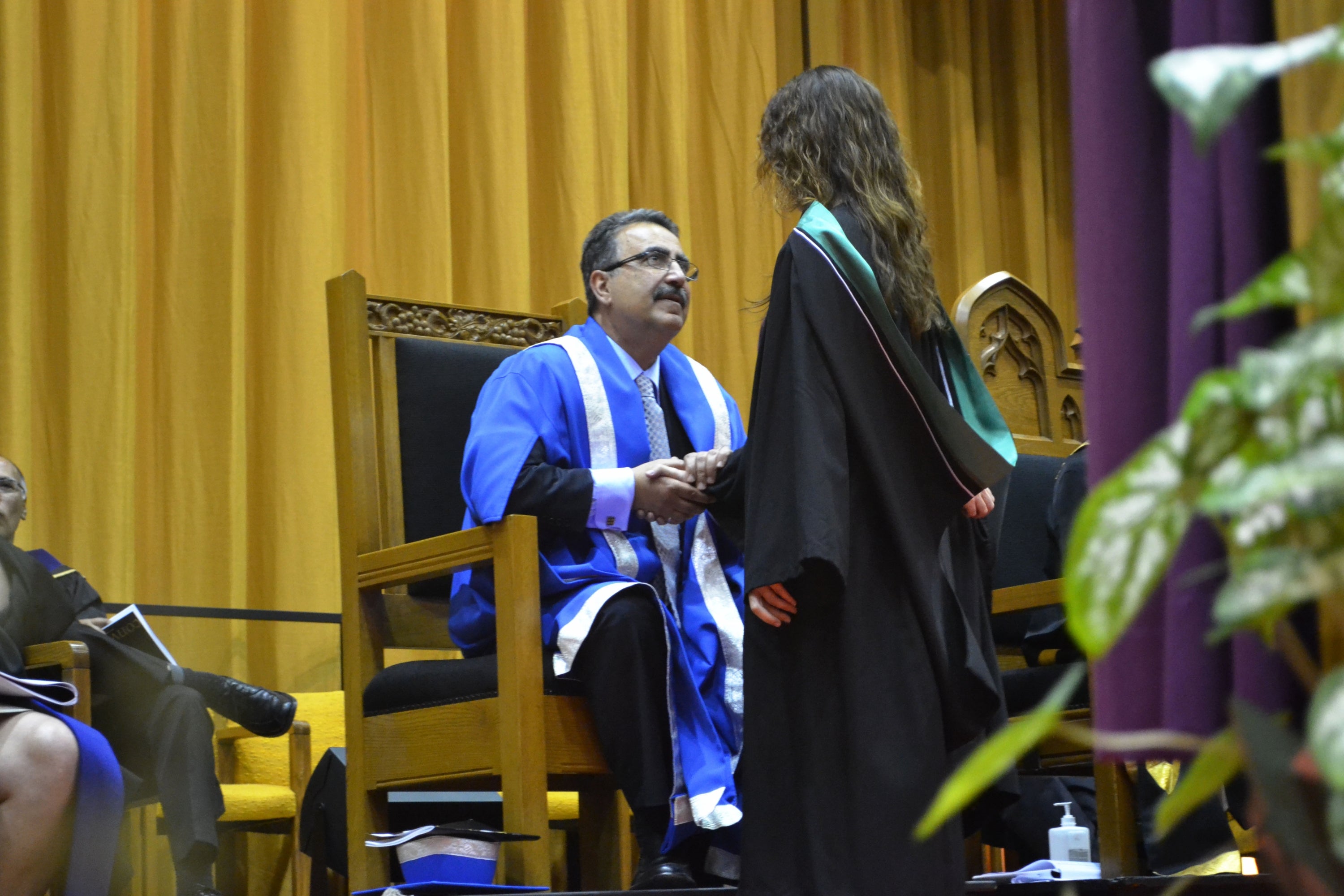 President Hamdullahpur congratulates a graduand at Convocation.