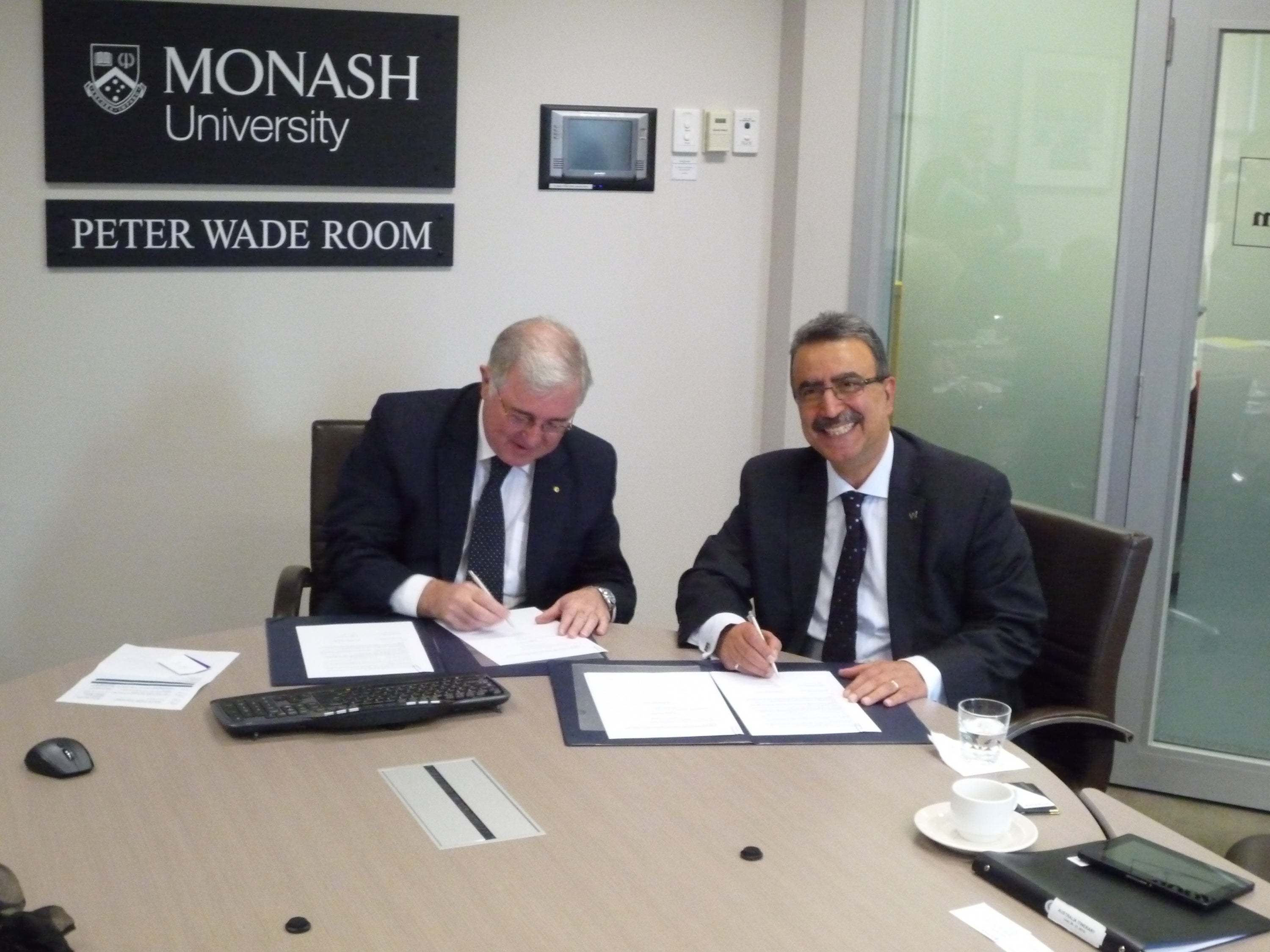 President Hamdullahpur and Vice-Chacenllor Byrne of Monash University sign MOU extension.