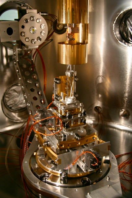 “> Four-circle diffractometer for resonant soft x-ray scattering at the CLS