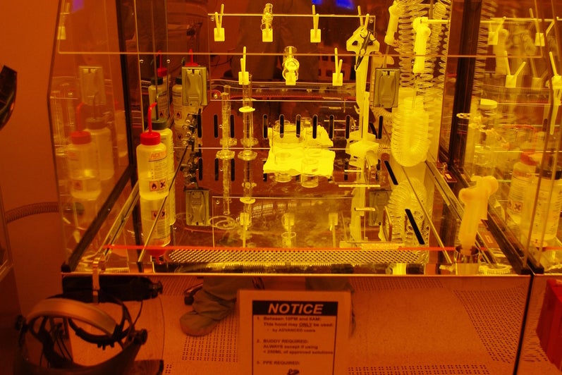 Wetbench for development of e-beam resists