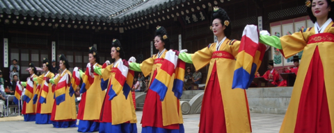 women in hanbok