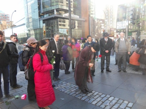 Yan Li paying tribute to the Norman Bethune Statue
