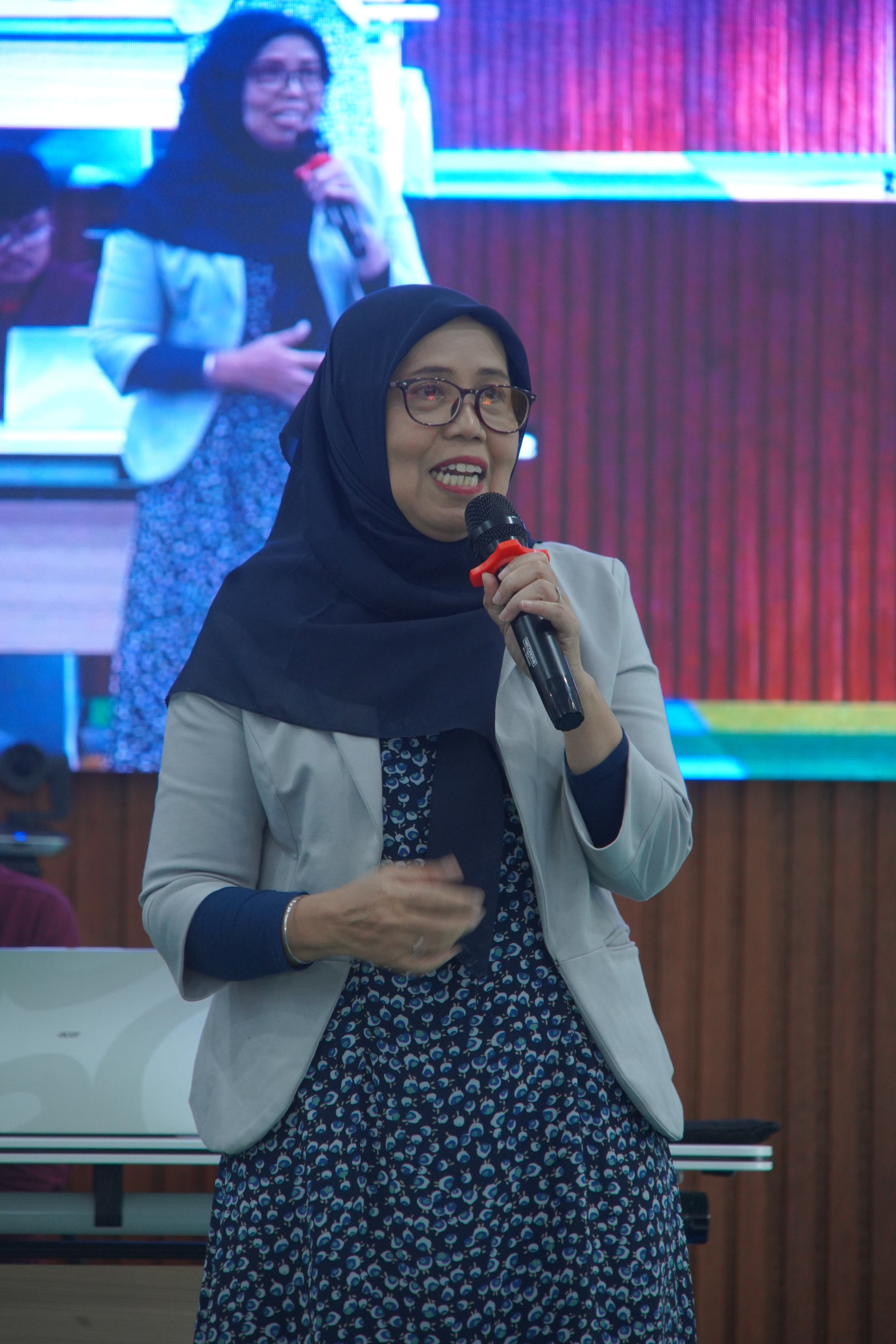 Dr. Istiana presents