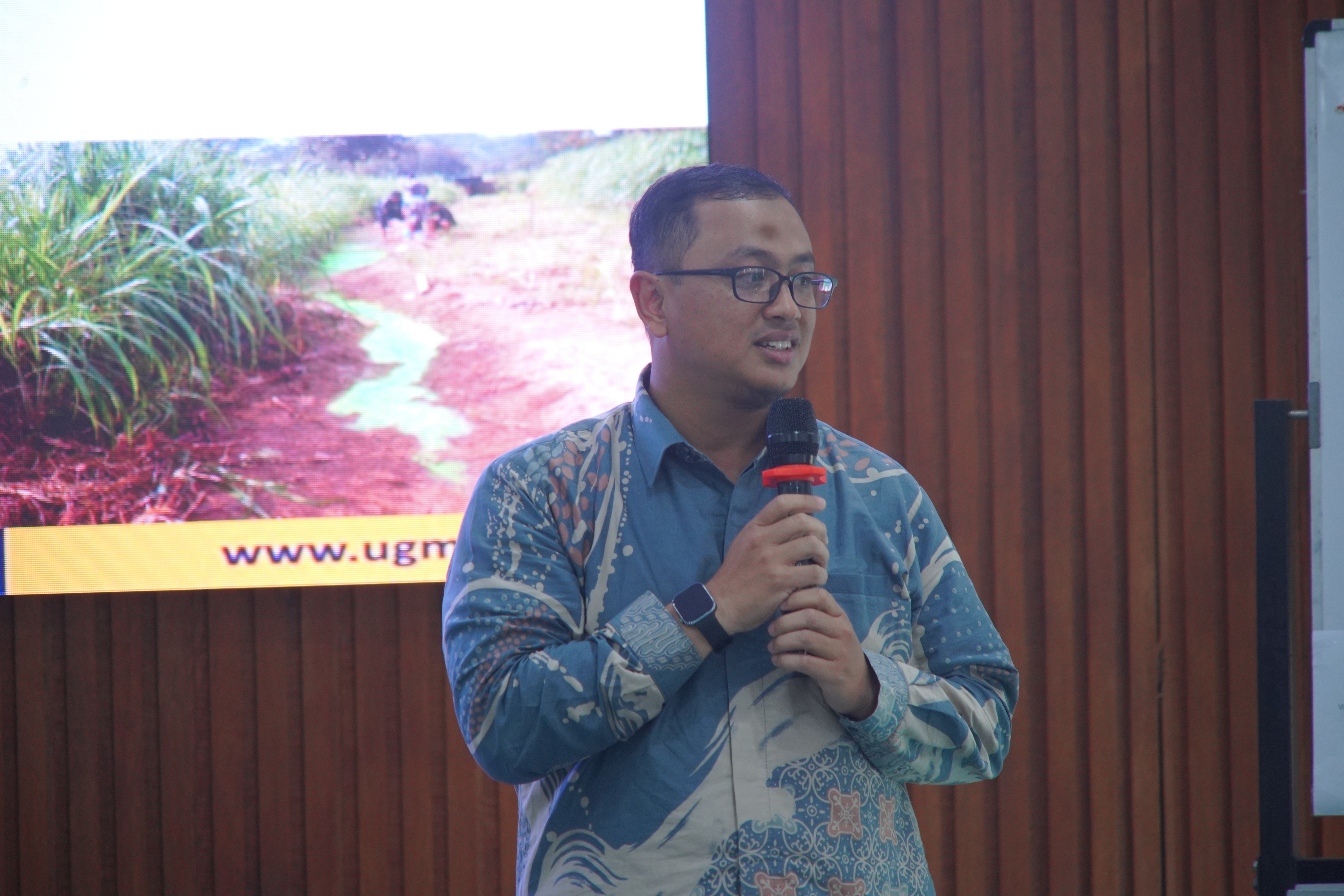 Dr. Cahyadi gives speech