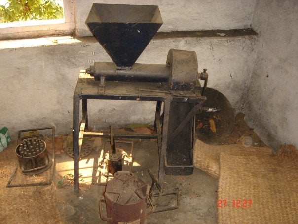 Small-scale bio-briquette press