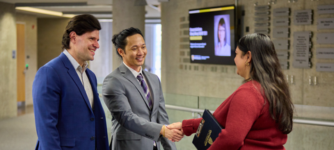 people shacking hands