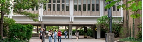 Connection between Biology 1 and Earth Sciences and Chemistry buildings. 