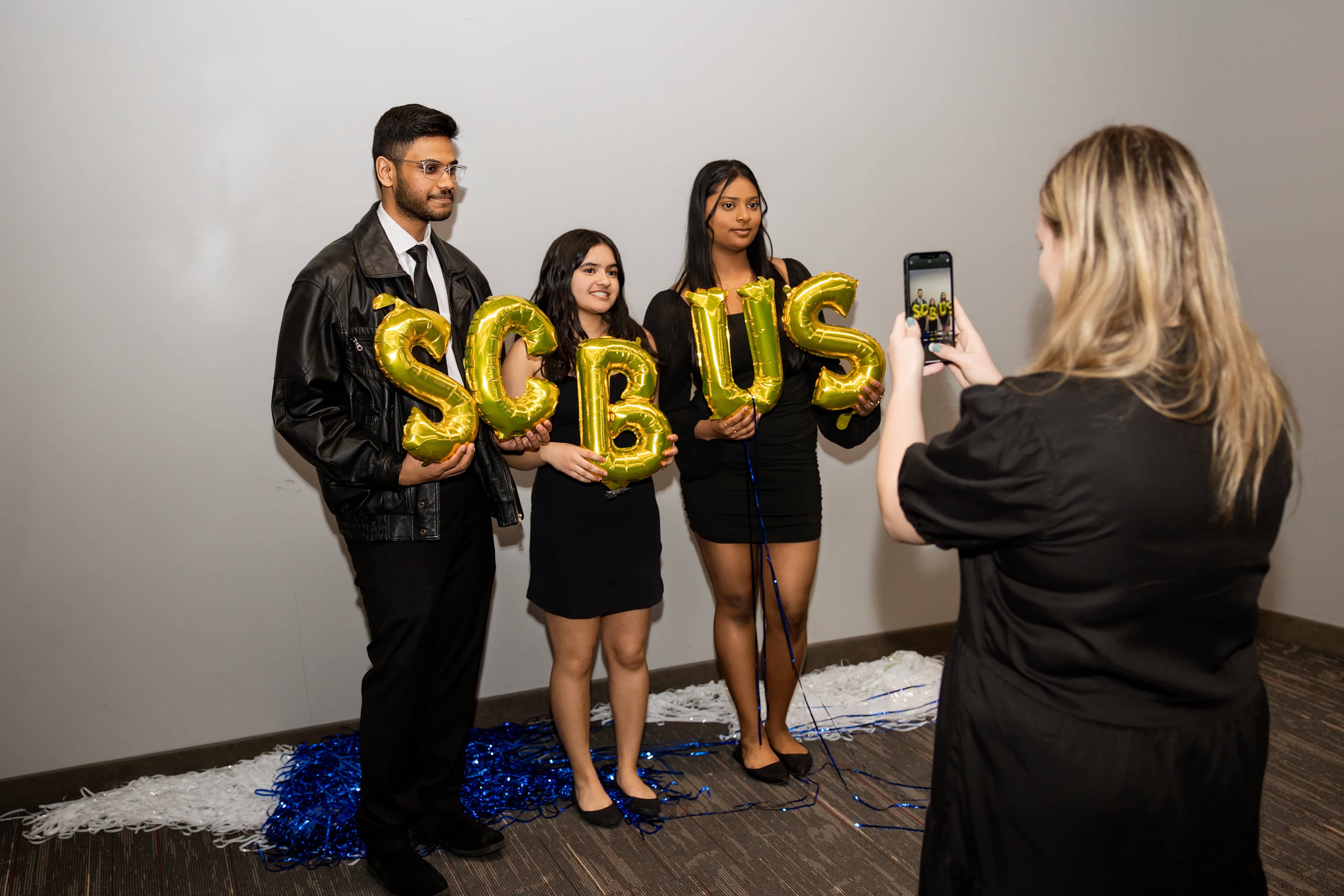 W24 SCBUS Showcase: students holding up SCBUS balloons