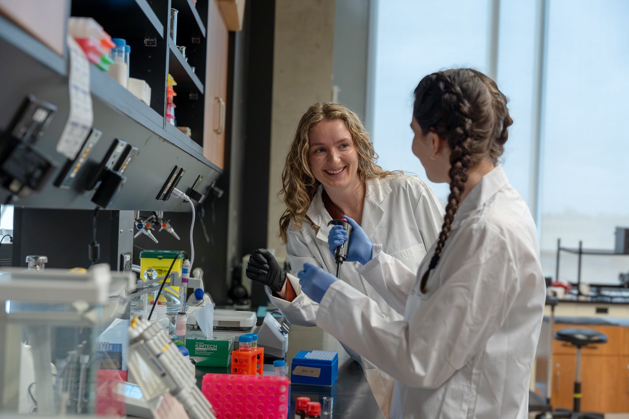 Annemarie Dedek overseeing Anne Hambly's work in the lab