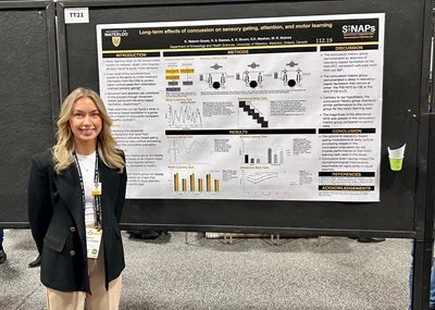 Kayla Walach-Gosse presents their research at the 2023 Society for Neuroscicence Annual Meeting
