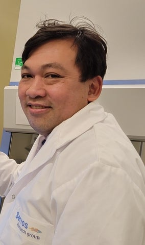Hoang Dang in the lab