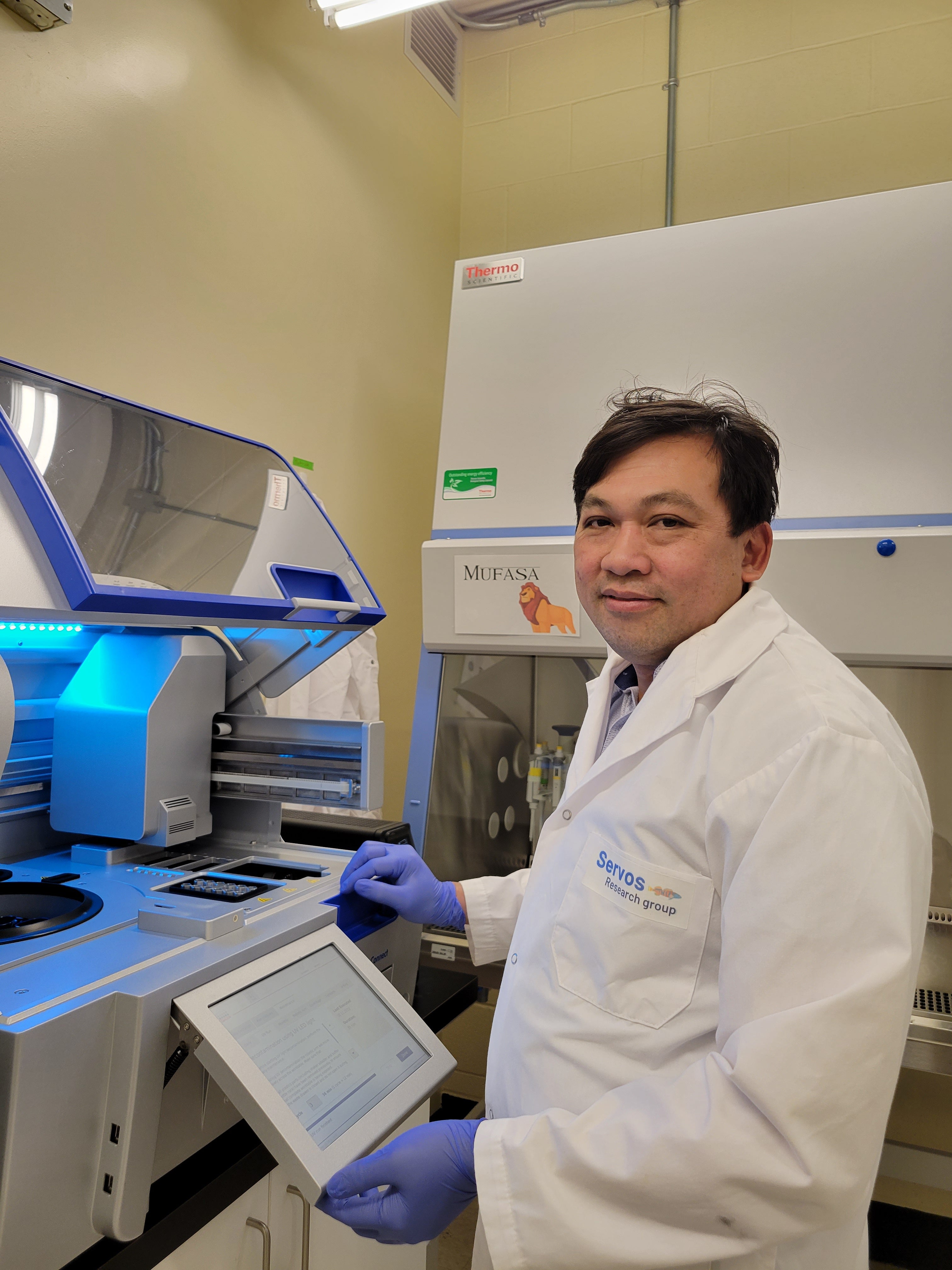 Hoang Dang in the lab