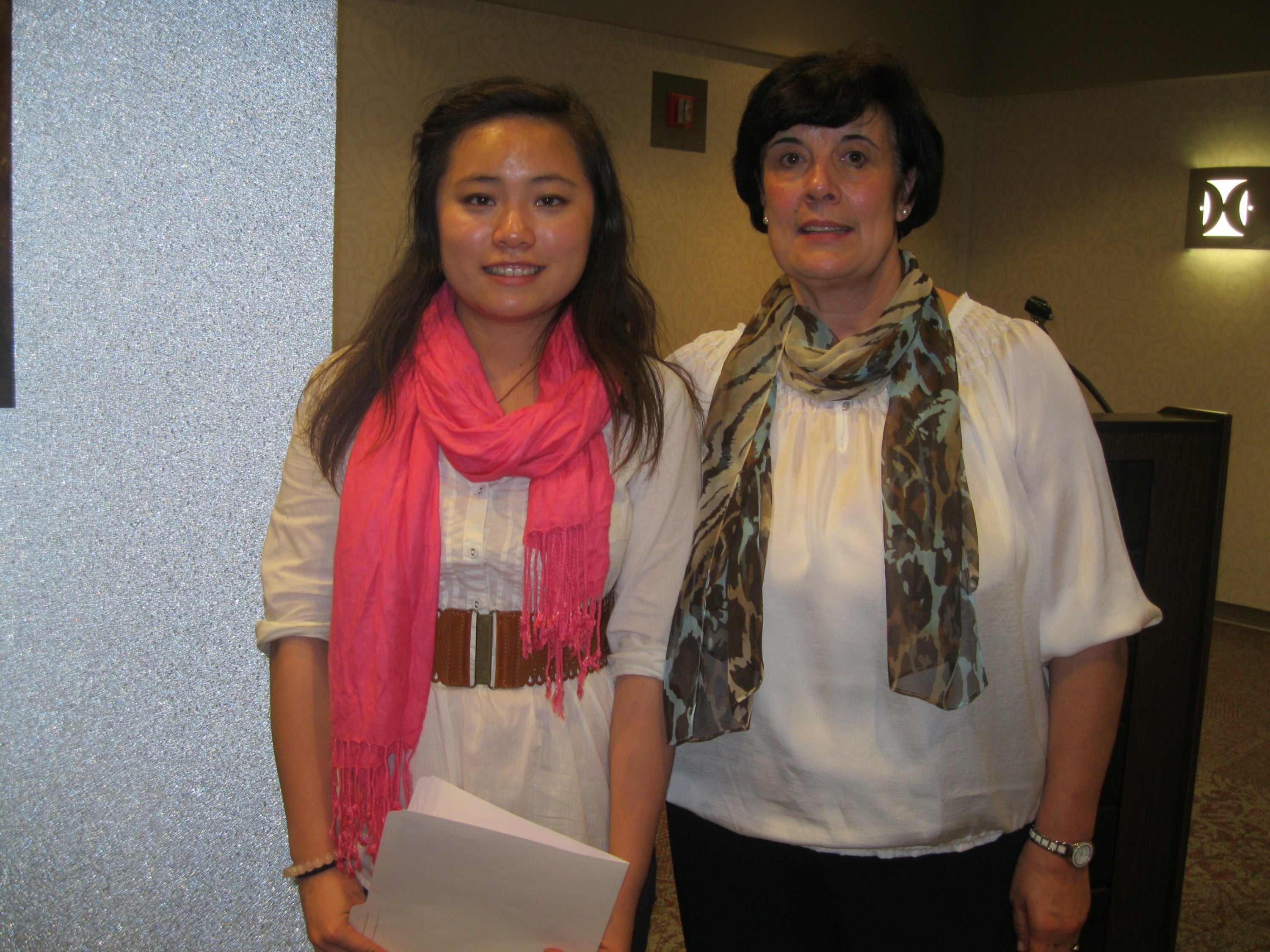 Photo of Karen Pun (PORT 101 Student) with Dr. Fatima Mota