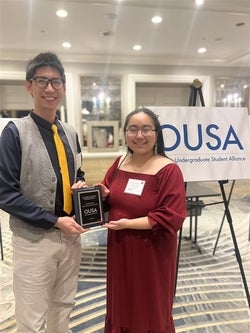 Ben Feng receiving the OUSA teaching award