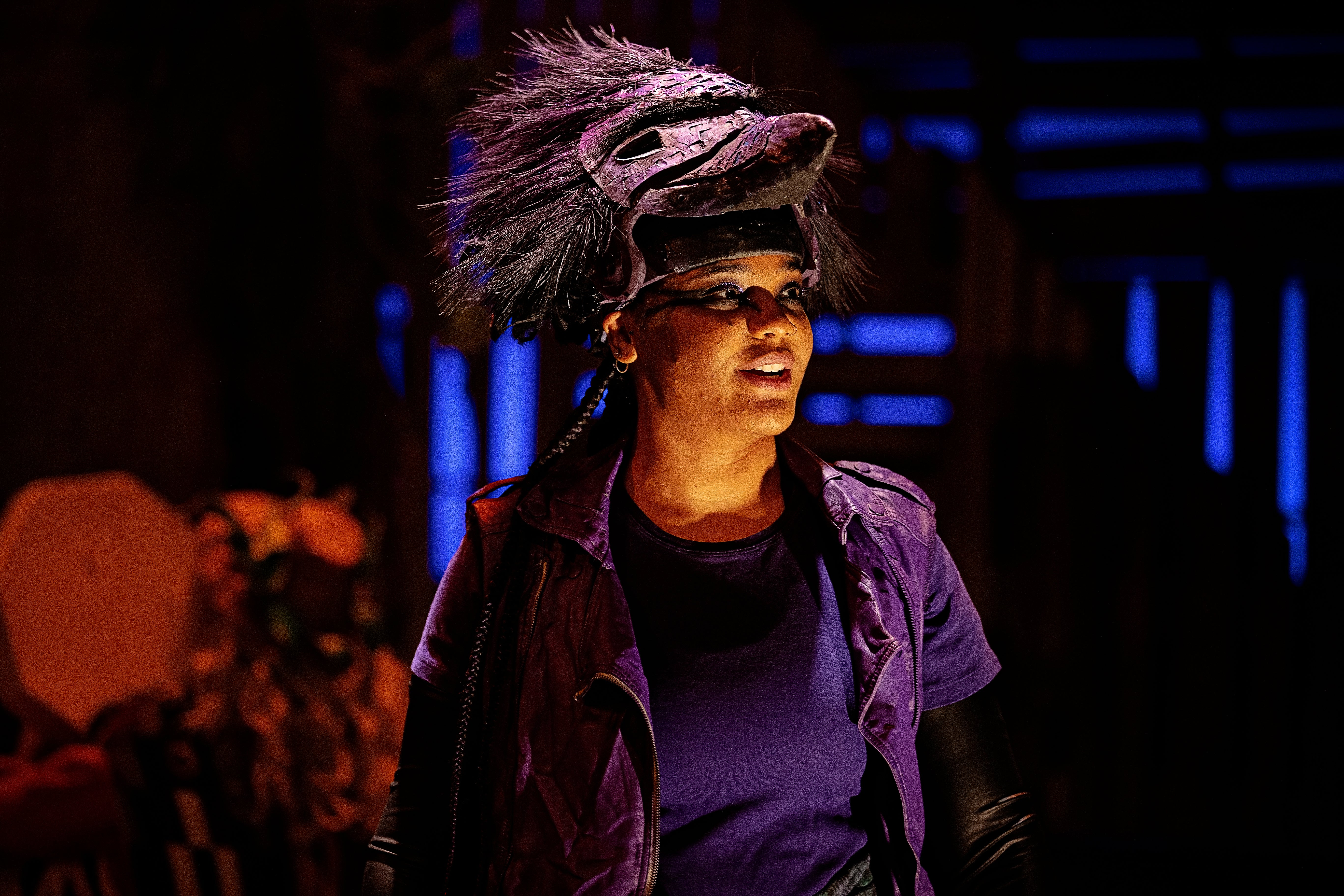 Sqweweqs looking upward.