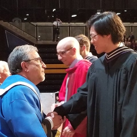 Student shaking hands with UWaterloo President at Convocation