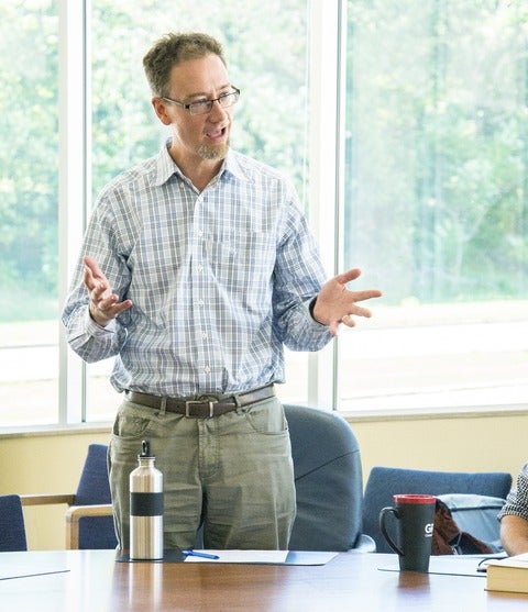 Prof Jeremy Bergen teaching in class.