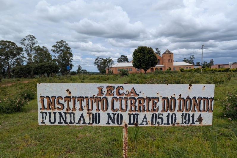 Plaque indicating (in Portuguese) Currie Institue of Dondi, Founded 5-10-1914