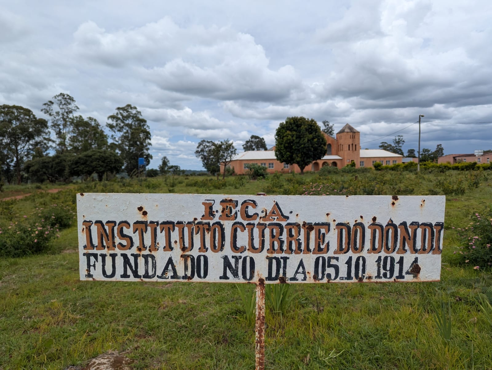 Plaque indicating (in Portuguese) Currie Institue of Dondi, Founded 5-10-1914