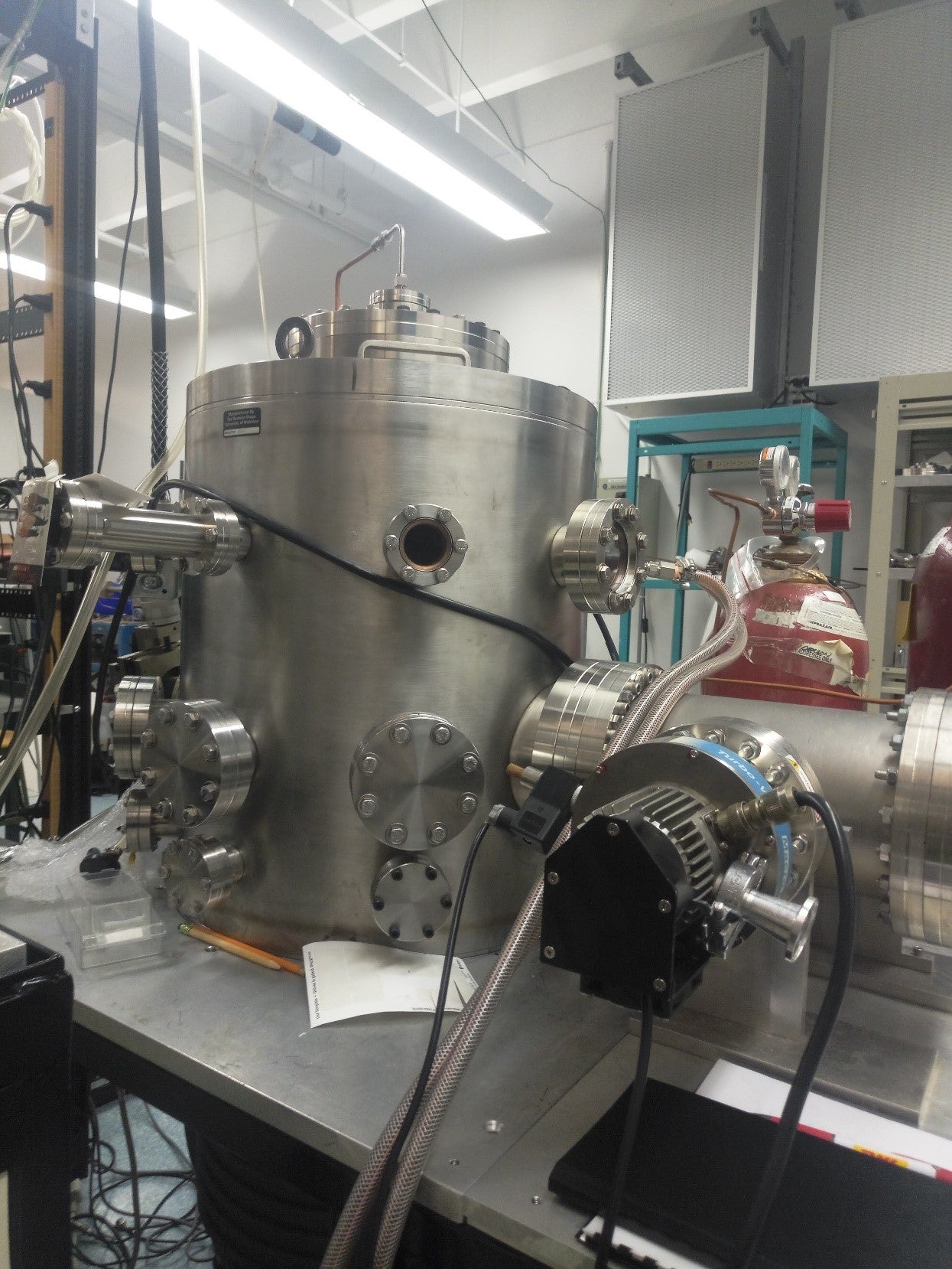 The vacuum chamber for coulomb explosion experiment