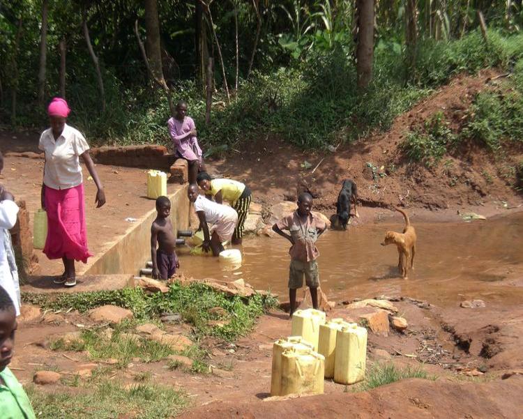 Women and children gathering water in Uganda