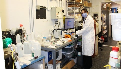 Researcher Wei Wei in the lab