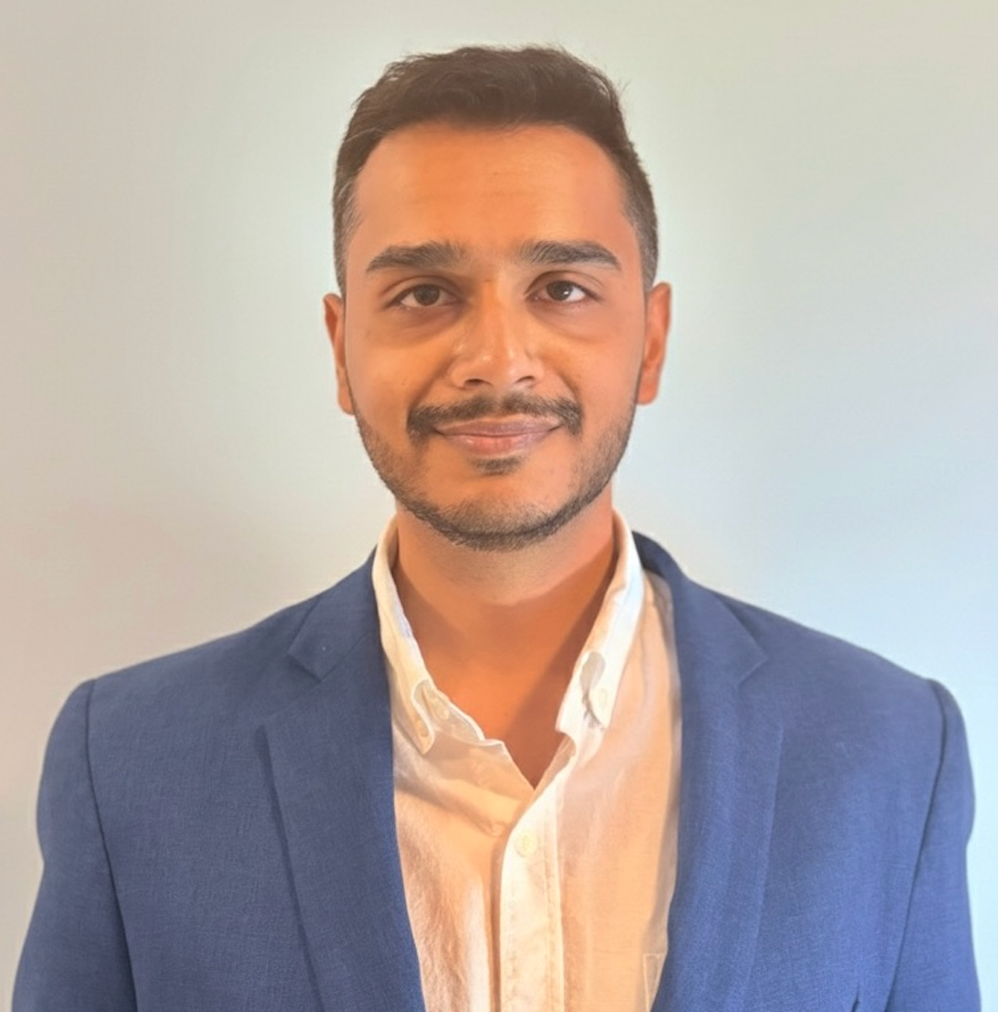 hamza tariq headshot