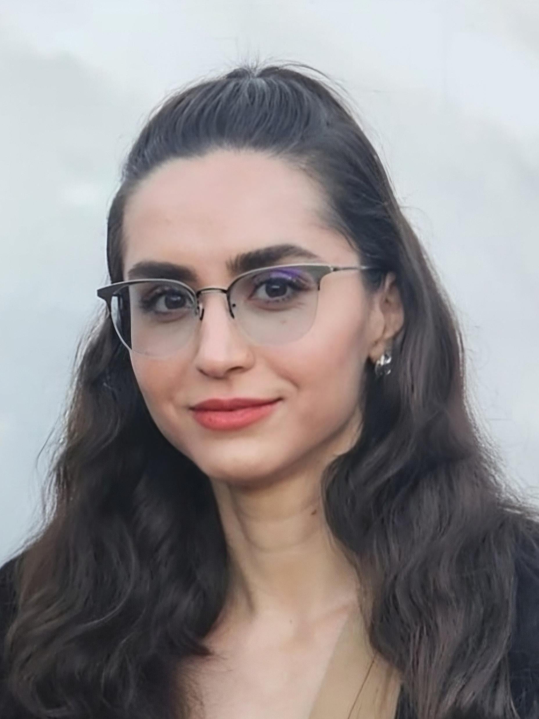 Rana Kia Headshot