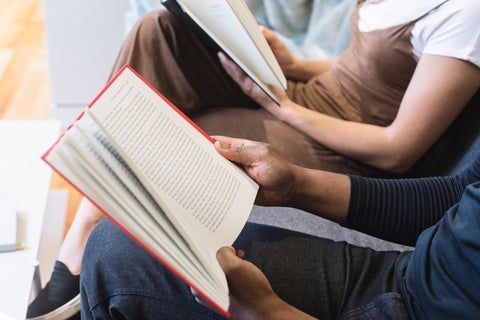 Two people reading beside each other 